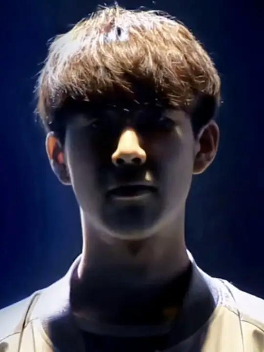 德扑高级策略：如何在转牌圈利用“双重听牌”进行高强度诈唬？（德州扑克进阶：转牌圈如何借组合听牌发动高强度诈唬）